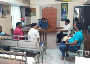 माजी जि.प.अध्यक्ष तथा अहेरी बाजार समिती सभापती अजय कंकडालवार यांची आविसं तालुका अध्यक्ष बानय्या जनगाम यांची भेट