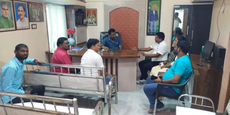 माजी जि.प.अध्यक्ष तथा अहेरी बाजार समिती सभापती अजय कंकडालवार यांची आविसं तालुका अध्यक्ष बानय्या जनगाम यांची भेट