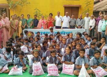 नारायण सेवा मित्रपरिवार हिंगणघाटच्या वतीने शाळेकरी विद्यार्थ्यांना  दिवाळी निमित्त मिठाई व फराळाचे वाटप.