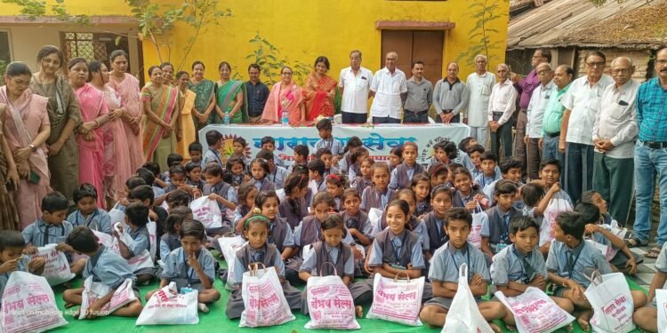 नारायण सेवा मित्रपरिवार हिंगणघाटच्या वतीने शाळेकरी विद्यार्थ्यांना  दिवाळी निमित्त मिठाई व फराळाचे वाटप.