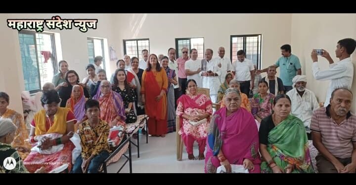 हिंगणघाट: नारायण सेवा मित्रपरिवाराने गरीब, वंचित, निराधार लोकांबरोबर केली दिवाळी साजरी.