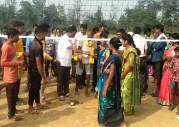 माजी जि.प.अध्यक्ष तथा अहेरी बाजार समिती सभापती अजय कंकडालवार यांच्या हस्ते कबड्डी व व्हॉलीबॉल स्पर्धेचे उदघाटन.