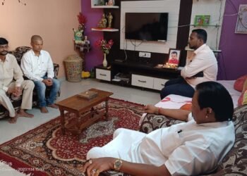 मंत्री ना.धर्मराव बाबा आत्राम यांनी स्व.अरविंद खोब्रागडे यांच्या कुटुंबियांची घेतले भेट.