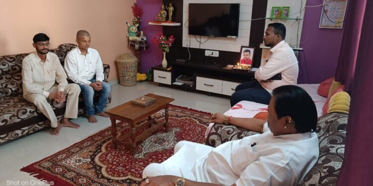 मंत्री ना.धर्मराव बाबा आत्राम यांनी स्व.अरविंद खोब्रागडे यांच्या कुटुंबियांची घेतले भेट.