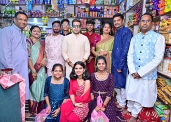 दिपावली निमित्ताने राजे अम्ब्रीशराव आत्राम यांनी अहेरी- आलापल्ली येथील विविध प्रतिष्ठानांना भेट देत केले लक्ष्मीपूजन.