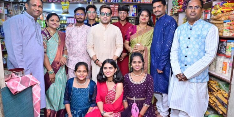 दिपावली निमित्ताने राजे अम्ब्रीशराव आत्राम यांनी अहेरी- आलापल्ली येथील विविध प्रतिष्ठानांना भेट देत केले लक्ष्मीपूजन.