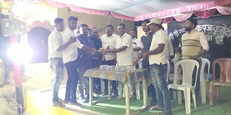 माँकाली माता पूजा महोत्सवाला माजी जि. प. अध्यक्ष अजय कंकडालवार यांनी उपस्थित राहून दर्शन घेतले.