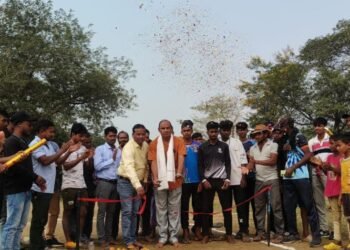 माजी पालकमंत्री राजे अम्ब्रिशराव आत्राम यांच्या सहकार्याने ‘जय माता दुर्गा क्रिकेट क्लब गीताली’ द्वारे भव्य रबरी बॉल क्रिकेट सामन्याच उदघाटन.