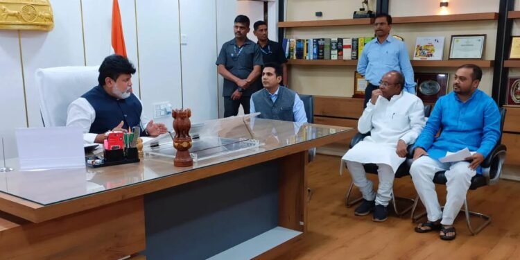 स्थानिकांना रोजगार दया; उद्योगमंत्र्याकडे काँग्रेसची मागणी, काँग्रेसच्या शिष्टमंडळाने घेतली उद्योगमंत्र्याची भेट