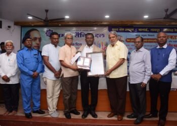 समता सैनिक दल मार्शल अभय कुंभारे हे आंबेडकरी कार्यकर्ता समर्पित गौरव पुरस्काराने सन्मानित.