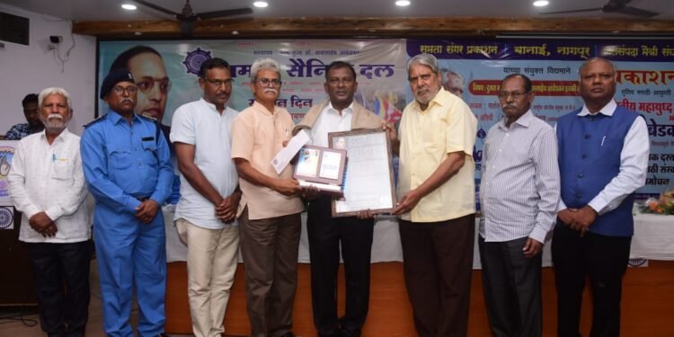 समता सैनिक दल मार्शल अभय कुंभारे हे आंबेडकरी कार्यकर्ता समर्पित गौरव पुरस्काराने सन्मानित.