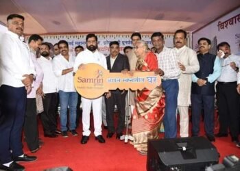 ठाणे शहरातील चंदनवाडी विभागात नव्याने तयार झालेल्या घराचे झोपडपट्टी लाभार्थ्यांना 400 चाव्यांचे वाटप.