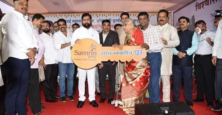 ठाणे शहरातील चंदनवाडी विभागात नव्याने तयार झालेल्या घराचे झोपडपट्टी लाभार्थ्यांना 400 चाव्यांचे वाटप.