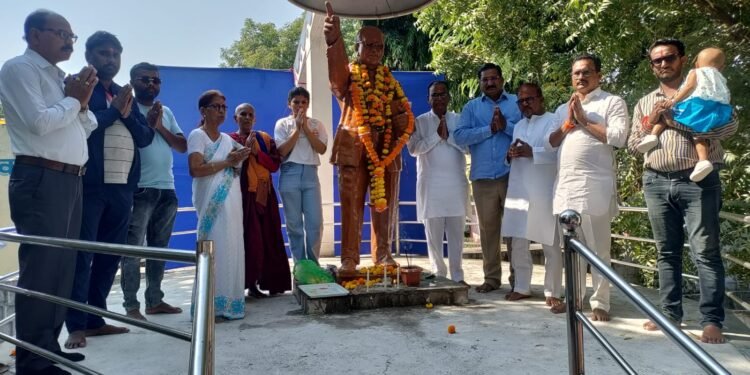 सावनेर येथे संविधान दिनानिमित्त सामुहिक बुद्ध वंदना व मिठाई चे वाटप.