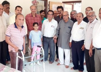 हिंगणघाट: बेघर निवाऱ्यातील आजारी वृद्धांकरिता वैद्यकीय साहित्यांची भेट, नारायण सेवा मित्र परिवाराचा सेवाभावी उपक्रम.