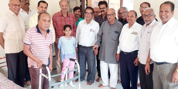 हिंगणघाट: बेघर निवाऱ्यातील आजारी वृद्धांकरिता वैद्यकीय साहित्यांची भेट, नारायण सेवा मित्र परिवाराचा सेवाभावी उपक्रम.