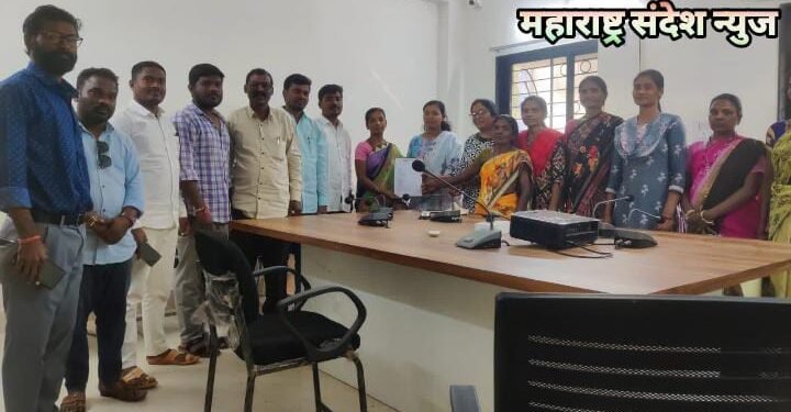 मुख्यमंत्री महिला सशक्तीकरण अभियान अंतर्गत आयुष्यमान भारत कार्ड काढण्याचे नगराध्यक्ष दिपयंती पेंदाम यांचा हस्ते शुभारंभ.