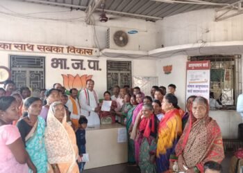 हिंगणघाट तालुक्यातील वडनेर येथील आदिवासी समाजाला न्याय दयावा प्रशासनाकडे मागणी.