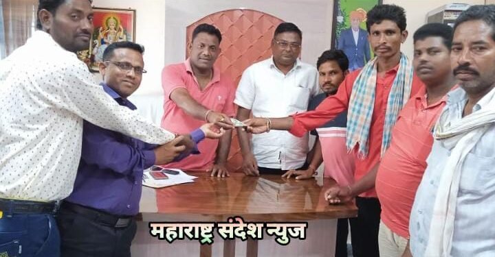 माजी जि.प.अध्यक्ष अजयभाऊ कंकडालवार यांच्या कडून लेंनगुरे परिवाराला आर्थिक मदत.