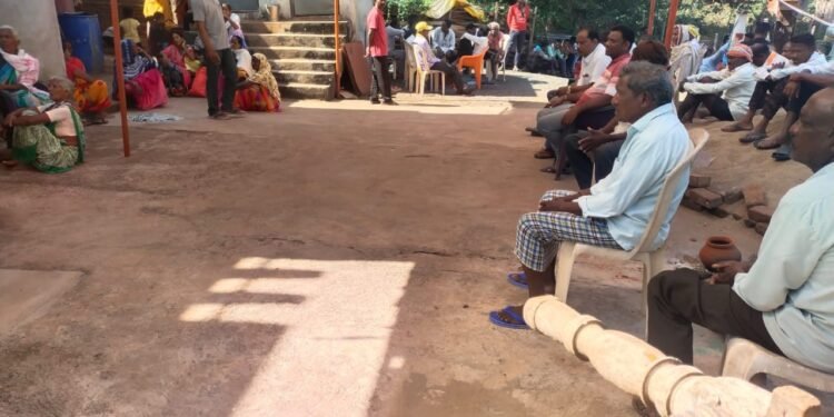 माजी जि.प.अध्यक्ष अजयभाऊ कंकडालवार यांच्या कडून नागेपल्ली येथील आत्राम कुटुंबियांचे सांत्वन केले.