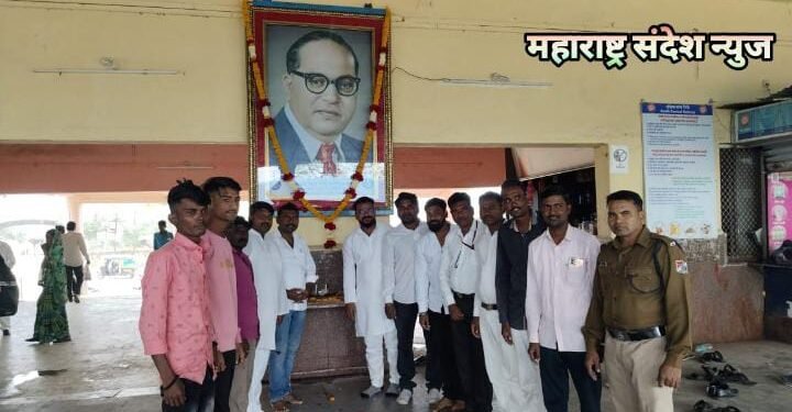 परतुर रेल्वे स्टेशन येथे 67 व्या महापरिनिर्वाण दिनानिमित्त केलं महामानवाला अभिवादन.