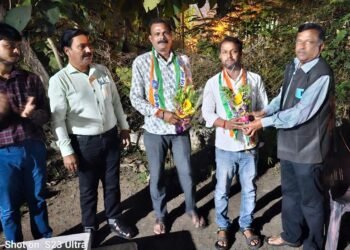 बल्लारपूर येथील इंटक कार्यालयात सभेत चेतन गेडाम यांचा सत्कार.