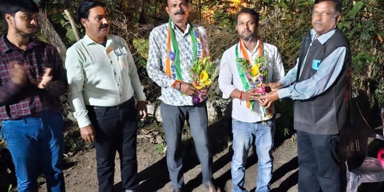 बल्लारपूर येथील इंटक कार्यालयात सभेत चेतन गेडाम यांचा सत्कार.