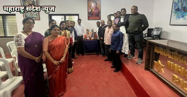 महात्मा फुले महाविद्यालयात बल्लारपूर येथे महामानव डॉ. बाबासाहेब आंबेडकरांना अभिवादन.