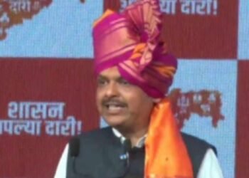 मुंडे बहिण भावांनी असंच एकत्र राहावं; आमच्या तिघांची ताकत तुमच्या मागे उभी करू: देवेंद्र फडणवीस