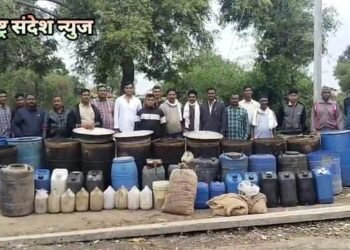 समुद्रपूर पोलिसांची गणेशपुर पारधी बेडा येथे वॉशआउट मोहिम, 6450 लिटर दारू जप्त, 4 आरोपी अटक.