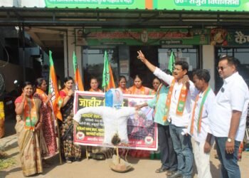 राजुरा भाजपा महिला मोर्चाकडून भ्रष्टाचारी काँग्रेस खासदार धीरज साहू याचा निषेध.