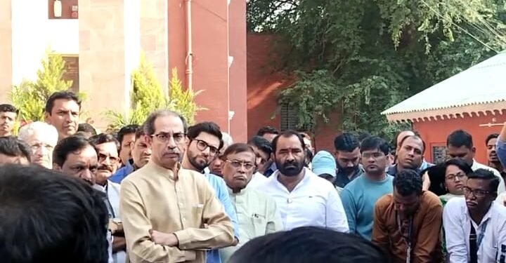 विमा योजनेचे आठ हजार कोटी कोणाच्या बोडक्यावर टाकले उद्धव ठाकरे यांनी केला राज्य सरकारला सवाल