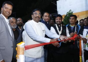 वर्धा येथे सौरऊर्जेवरील फ्लड लाईट टॉवरचे पालकमंत्री सुधीर मुनगंटीवार यांच्या हस्ते उद्घाटन.