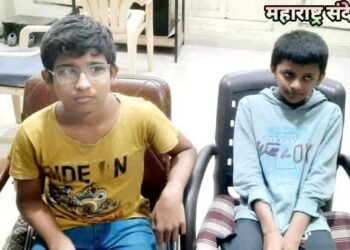 या संस्कारी मुलांचे कौतुक करावे तेवढे कमीच, रस्त्यावर सापडलेला मोबाईल थेट पोलिस ठाण्यात जमा केला.