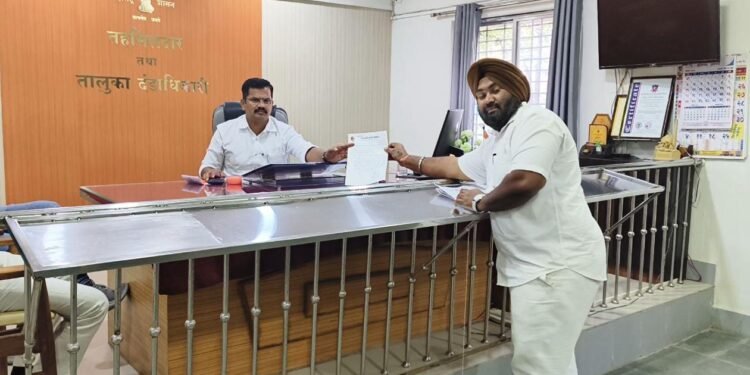 वडनेर जवळील हायवे रोड आजनसरा चौरस्ता येथे ब्रेकर लावा तहसीलदार व दारोडा टोल प्लाझा व्यवस्थापकाला निवेदनातून मागणी.