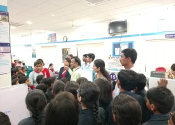 छत्रपती शिवाजी इंटरनॅशनल ड्रीम स्कूल परतूरच्या विद्यार्थ्यांनी जाणून घेतले एसबीआय बँकेचे कामकाज.