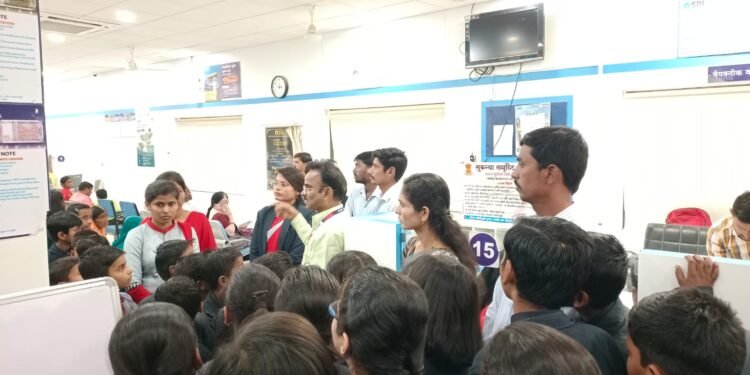 छत्रपती शिवाजी इंटरनॅशनल ड्रीम स्कूल परतूरच्या विद्यार्थ्यांनी जाणून घेतले एसबीआय बँकेचे कामकाज.