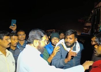 मुख्यमंत्री शिंदे यांनी अपघात झालेल्या दुचाकीस्वाराचे वाचवले प्राण, जखमी रुग्णाला घेऊन मुख्यमंत्री स्वतः पोहोचले हॉस्पिटलमध्ये.