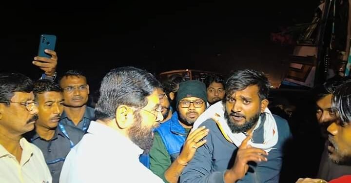 मुख्यमंत्री शिंदे यांनी अपघात झालेल्या दुचाकीस्वाराचे वाचवले प्राण, जखमी रुग्णाला घेऊन मुख्यमंत्री स्वतः पोहोचले हॉस्पिटलमध्ये.