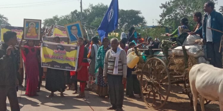 गडचिरोली: जातीयवादी शक्तीने आंबेडकरांच्या नावाचे नामफलक काढले, नवरगांव येथील बौद्ध समाजाने गाव सोडले.