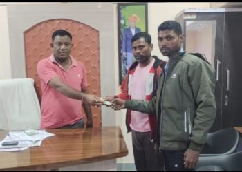 आविसं काँग्रेसचे नेते व माजी जि.प.अध्यक्ष अजयभाऊ कंकडालवार यांनी अंगूवार कुटुंबियांना आर्थिक मदत.