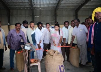 सिरोंचा येथे धान खरेदी केंद्राचे माजी जि प अध्यक्ष भाग्यश्रीताई आत्राम यांच्या हस्ते उदघाटन.