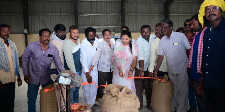 सिरोंचा येथे धान खरेदी केंद्राचे माजी जि प अध्यक्ष भाग्यश्रीताई आत्राम यांच्या हस्ते उदघाटन.