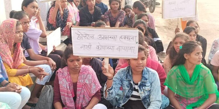 सावनेर येथील शासकीय आदिवासी वस्तीगृहामध्ये विद्यार्थी – विद्यार्थिनींचा अन्नत्याग आंदोलन.