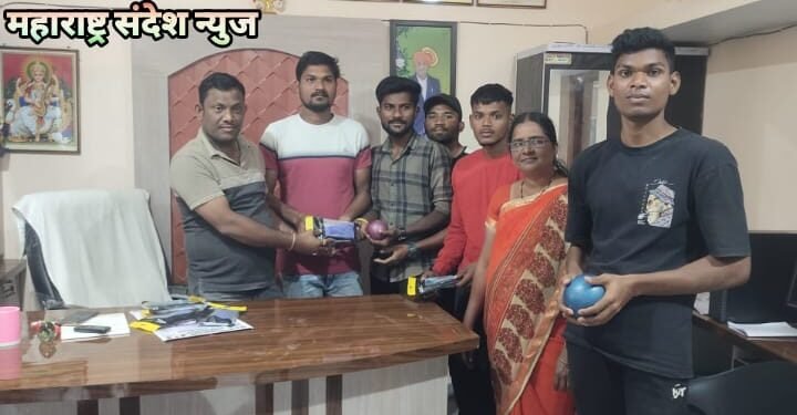 पोलीस भरतीची तयारी करणाऱ्या युवकांना साहित्य वाटप, जि.प. माजी अध्यक्ष अजय कंकडालवार यांचा पुढाकार