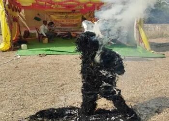 ग्रामस्थांच्या मागणीकडे दुर्लक्ष केल्याने आंदोलन कर्त्यानी चंद्रपूर जिल्हाधिकारी यांचा जाळला पुतळा.