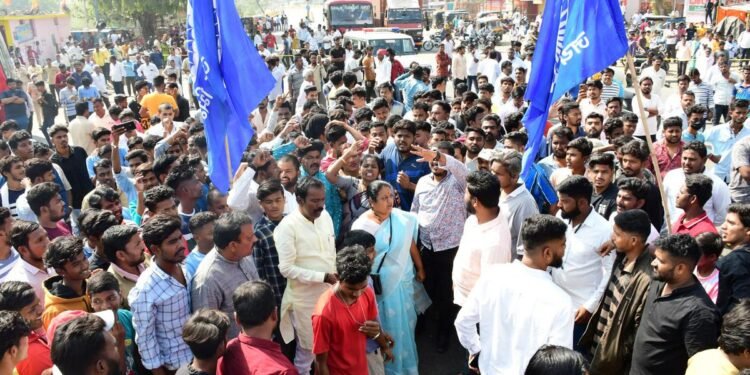 डॉ.बाबासाहेब आंबेडकर यांच्या पुतळ्याची विटंबना, शहरात तणाव, निषेध आणि आंदोलन.