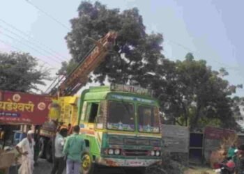 परळी शहराजवळ थरारक अपघात, बोअरवेल मशिंनच्या गाडीला वीज तारांमधून करंट लागून दोन मजूरचा मृत्यू.