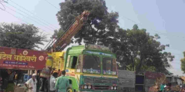 परळी शहराजवळ थरारक अपघात, बोअरवेल मशिंनच्या गाडीला वीज तारांमधून करंट लागून दोन मजूरचा मृत्यू.