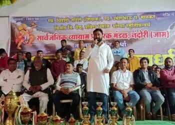 नंदोरी येथील भव्य कबड्डी स्पर्धेचे बक्षीस राकाँ पक्षाचे प्रदेश सरचिटणीस अतुल वांदिले यांच्या हस्ते वितरण.